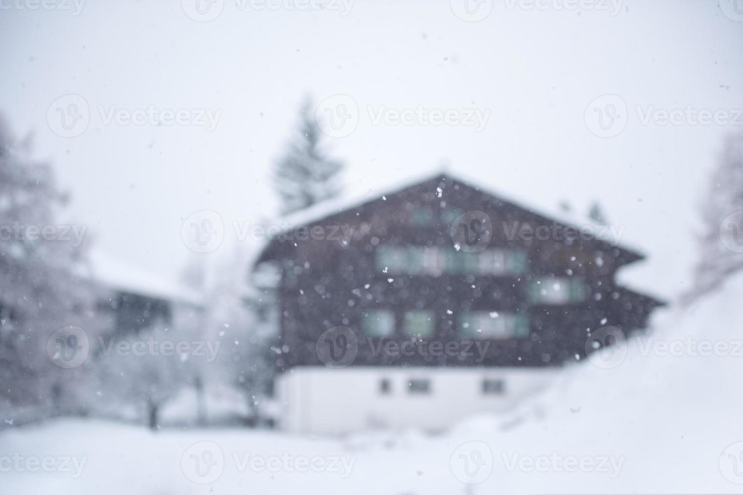 bergshus i snöstorm foto