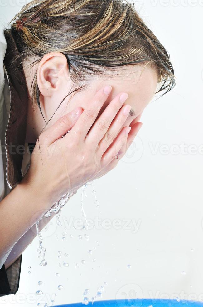 kvinna ansiktstvätt foto