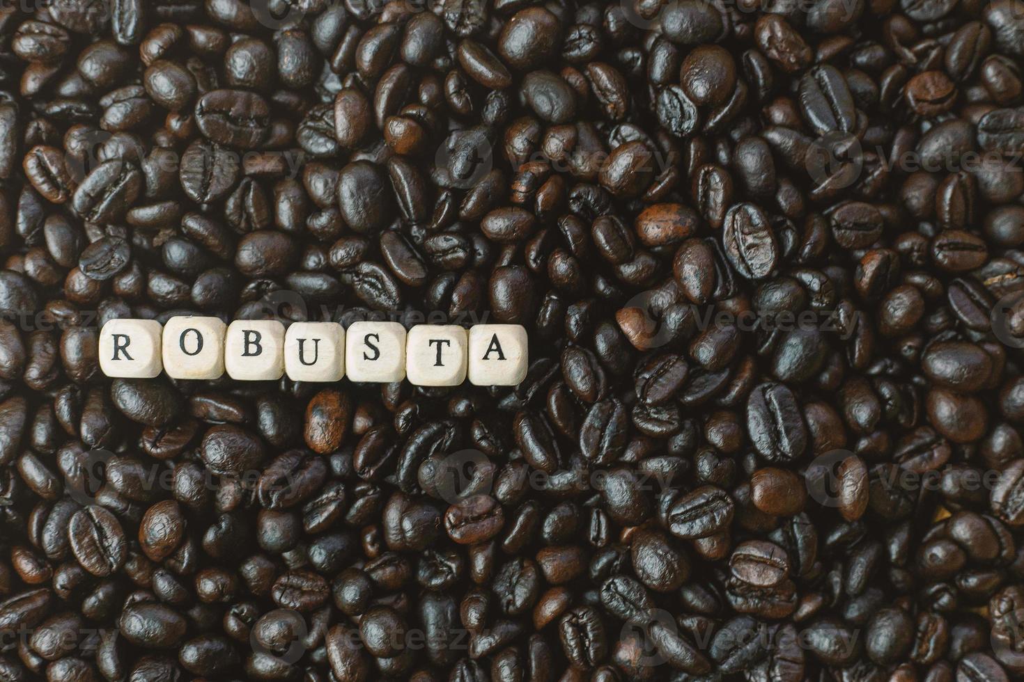 kaffe rostat och text trä kub närbild bild. foto