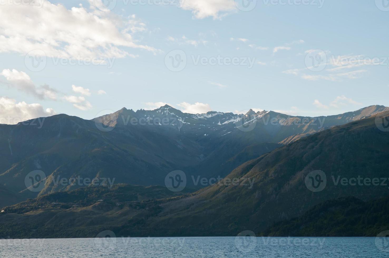 fredlig kväll scen av milford ljud fjord och sydlig alps i ny zealand foto
