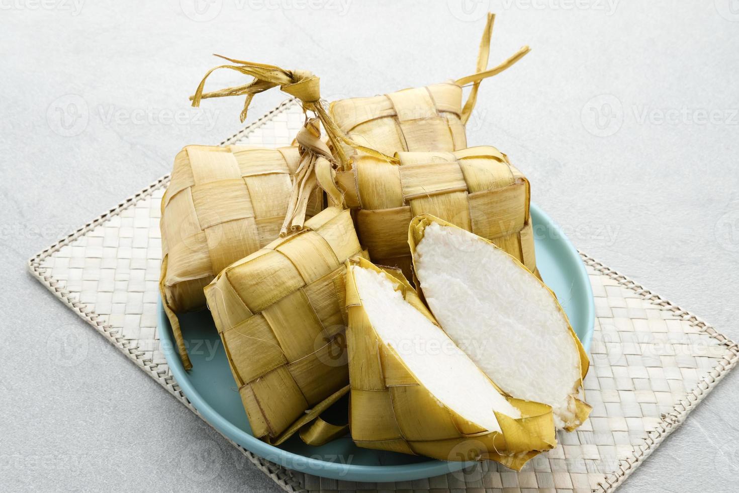 ketupat, Ketupat eller ris klimp är en lokal- delikatess under eid al-fitr. naturlig ris hölje tillverkad från ung kokos löv för matlagning ris. den är mycket populär under eid al-fitr i Indonesien. foto