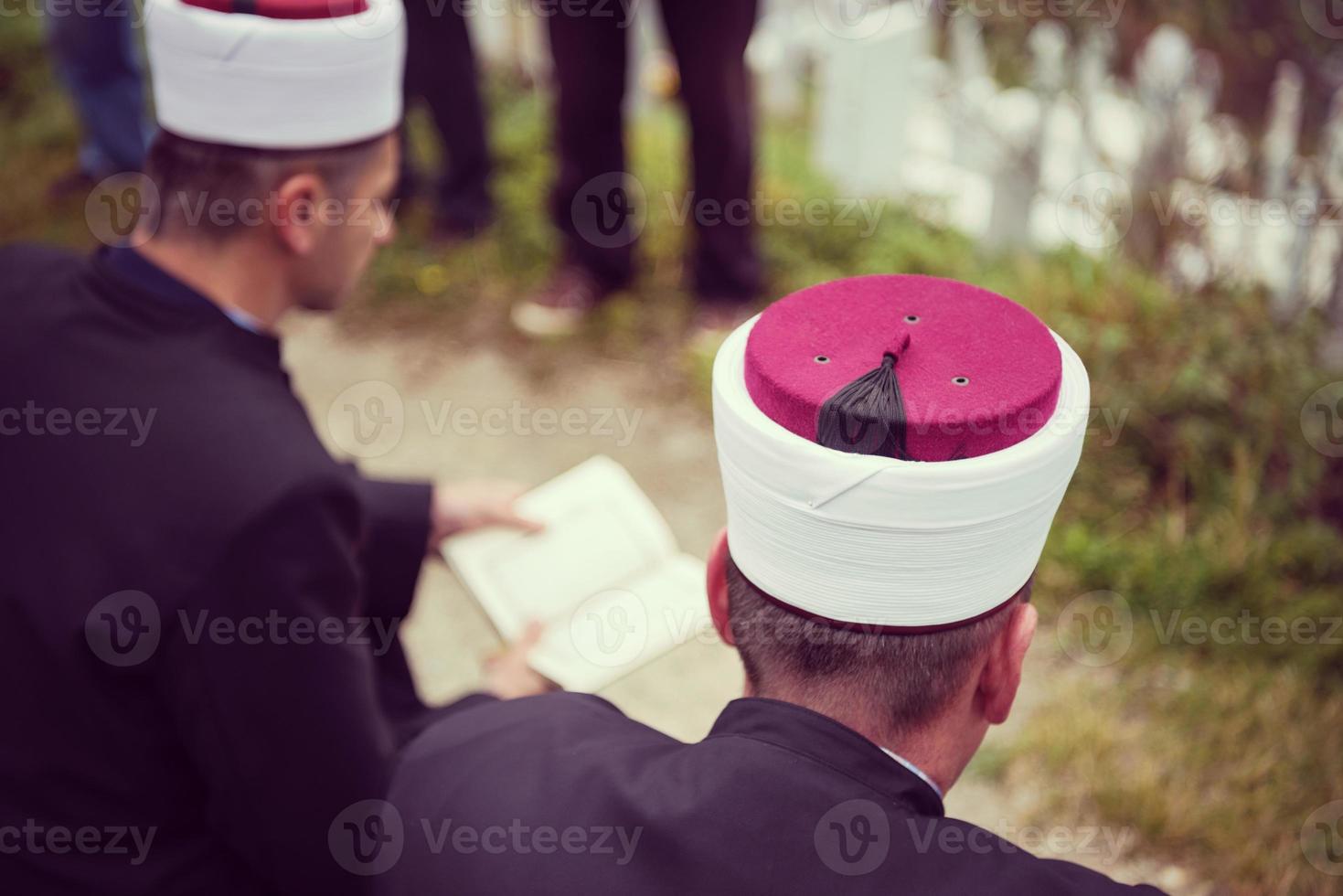 quran helig bok läsning förbi imam på islamic begravning foto