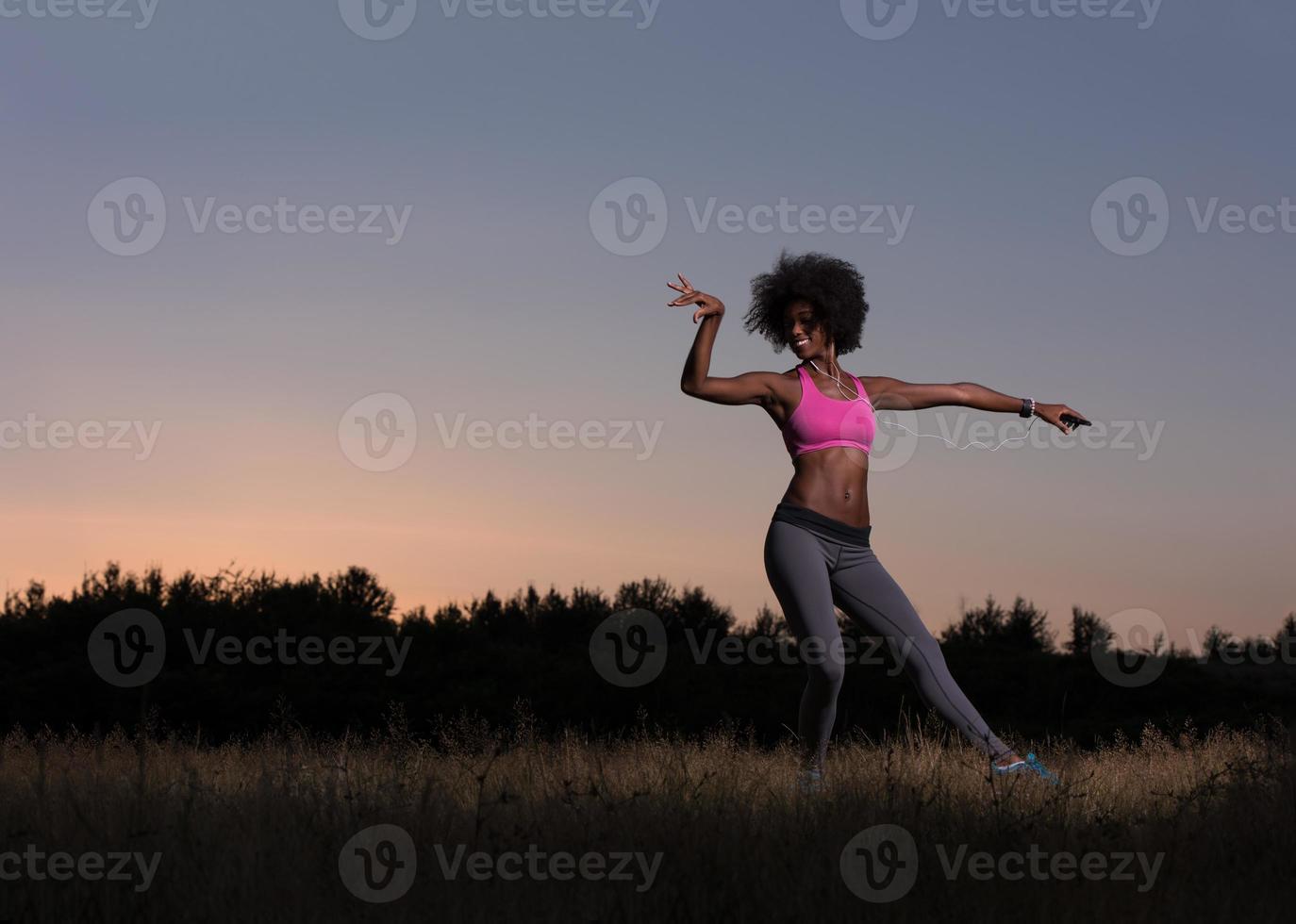 svart kvinna är håller på med stretching övning avkopplande och värma upp foto