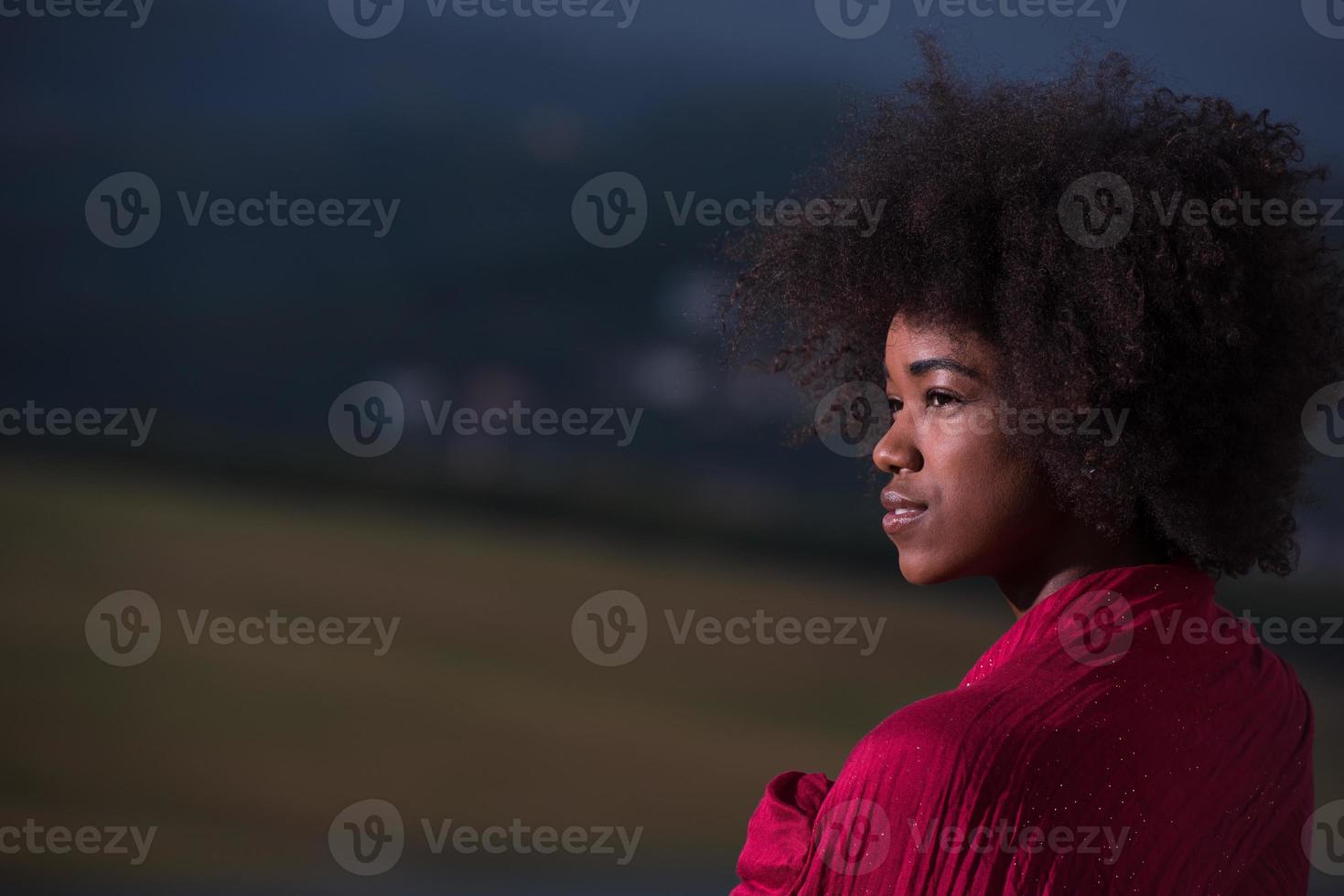 utomhus- porträtt av en svart kvinna med en scarf foto