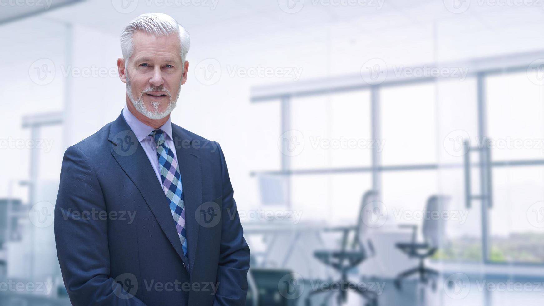 senior affärsman i hans kontor foto