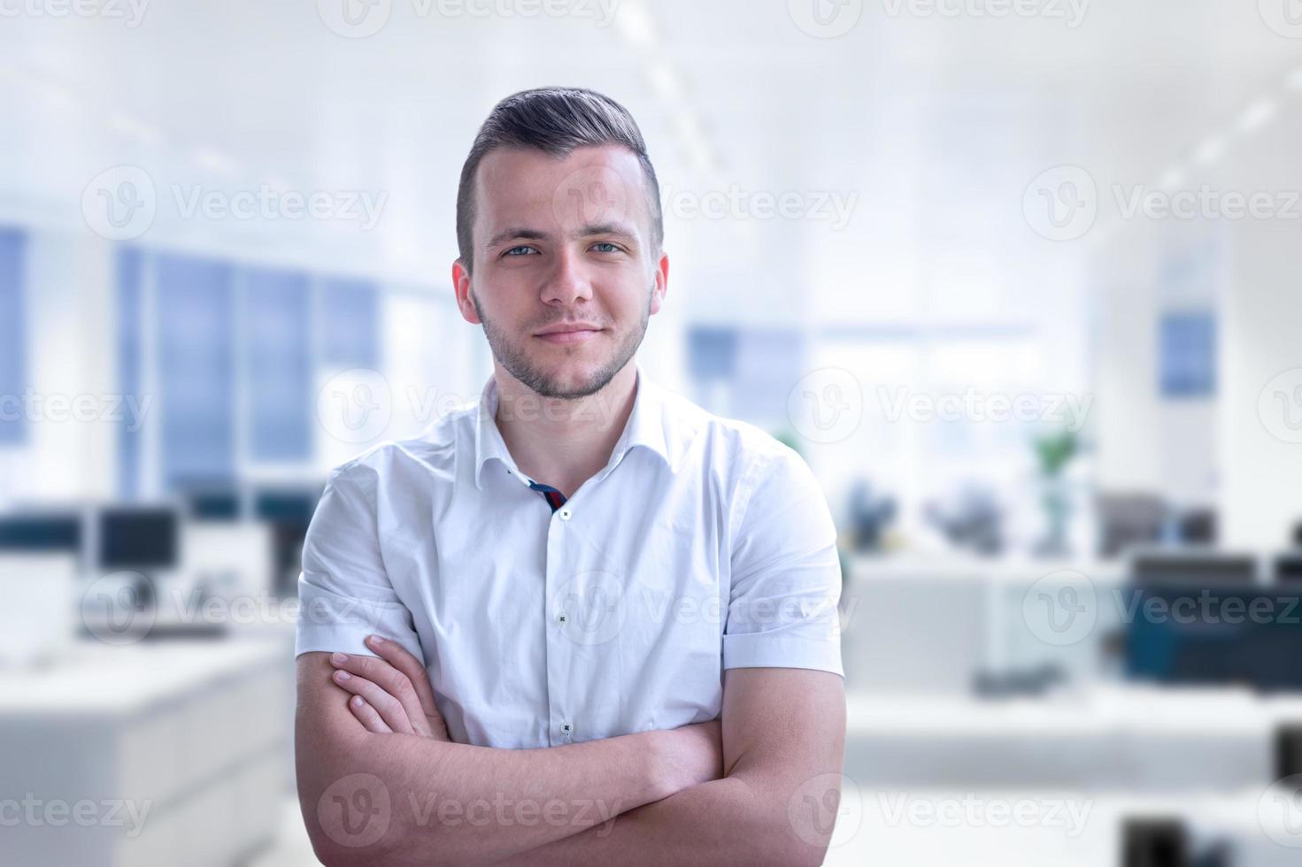 ung affärsman på sitt kontor foto