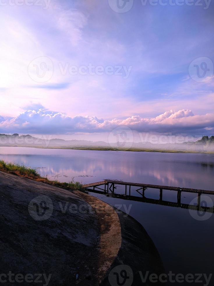 landskap solnedgång över de sjö, naturskön se av sjö mot himmel under solnedgång foto