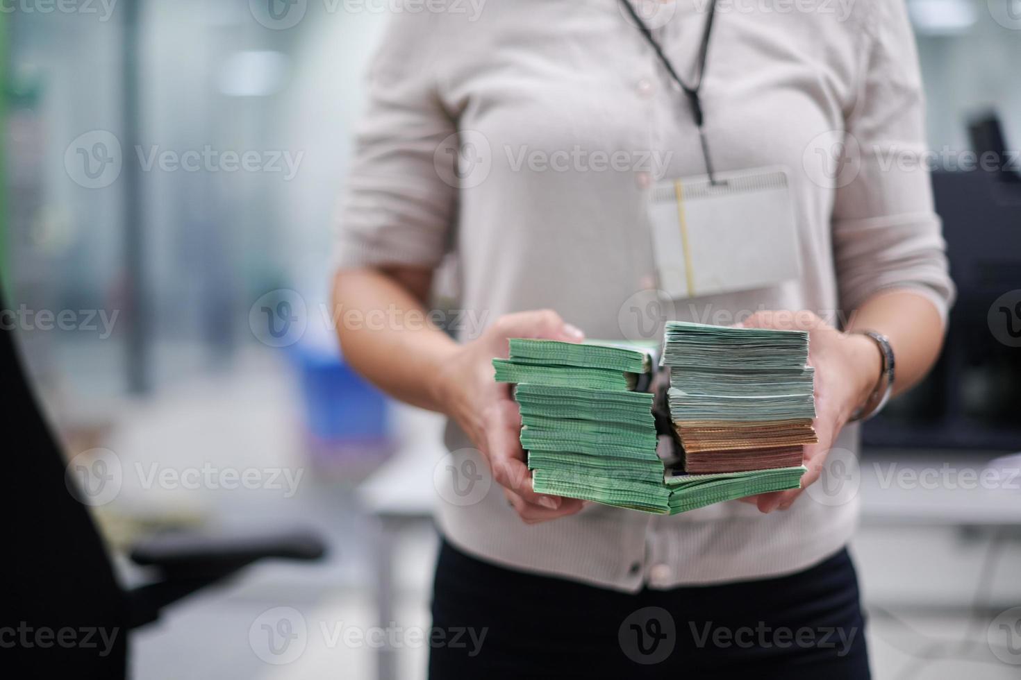 Bank anställda innehav papper sedlar foto