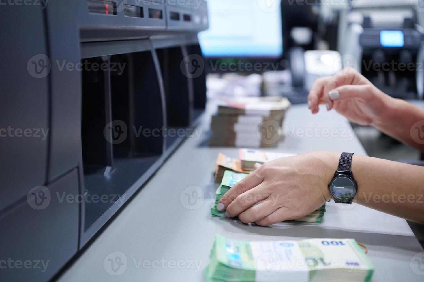 Bank anställda sortering och räkning papper sedlar foto