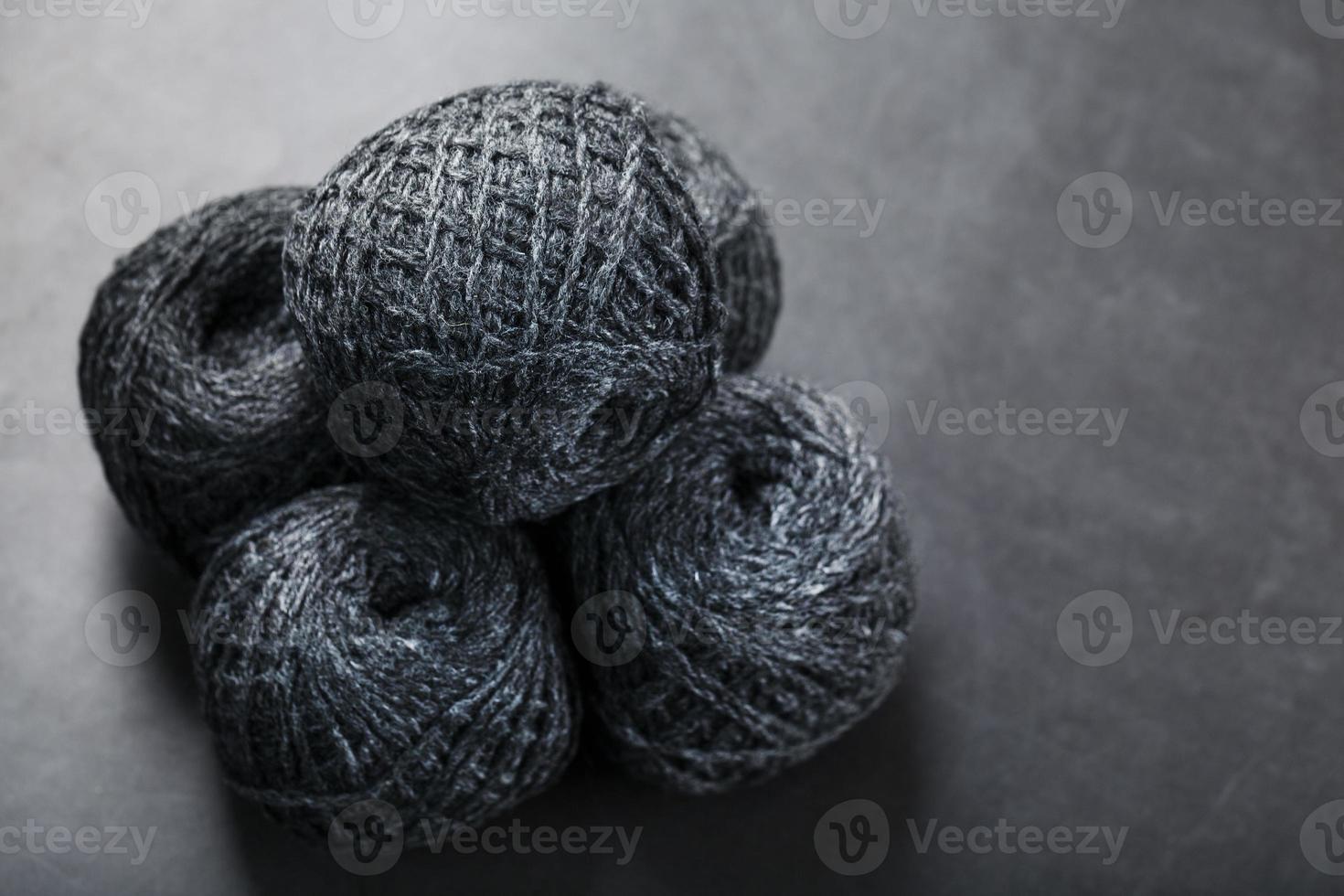 grå garn tillverkad av naturlig ull i bollar av tråd. foto