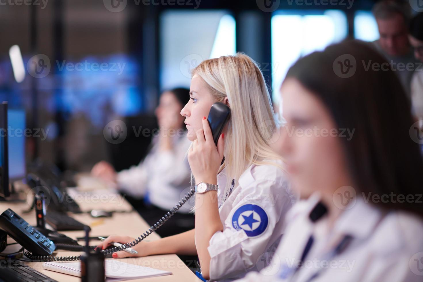 kvinna säkerhet vakt operatör talande på de telefon foto