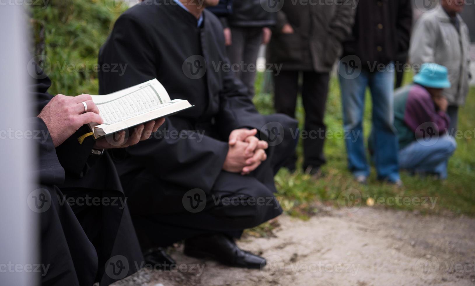 quran helig bok läsning förbi imam på islamic begravning foto