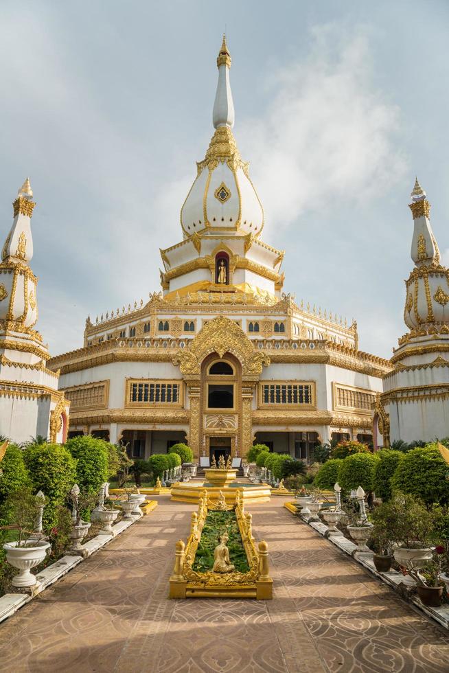 phra maha chedin chai mongkol är ett av de största pagod i thailand. den är belägen på de grunder av de wat pha namthip thep prasit vararam, en tempel i roi et provins i thailand. foto