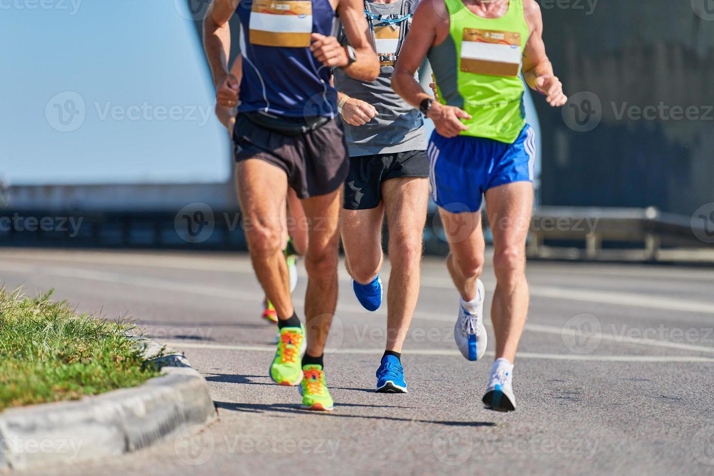 maraton löpare på stad väg. foto