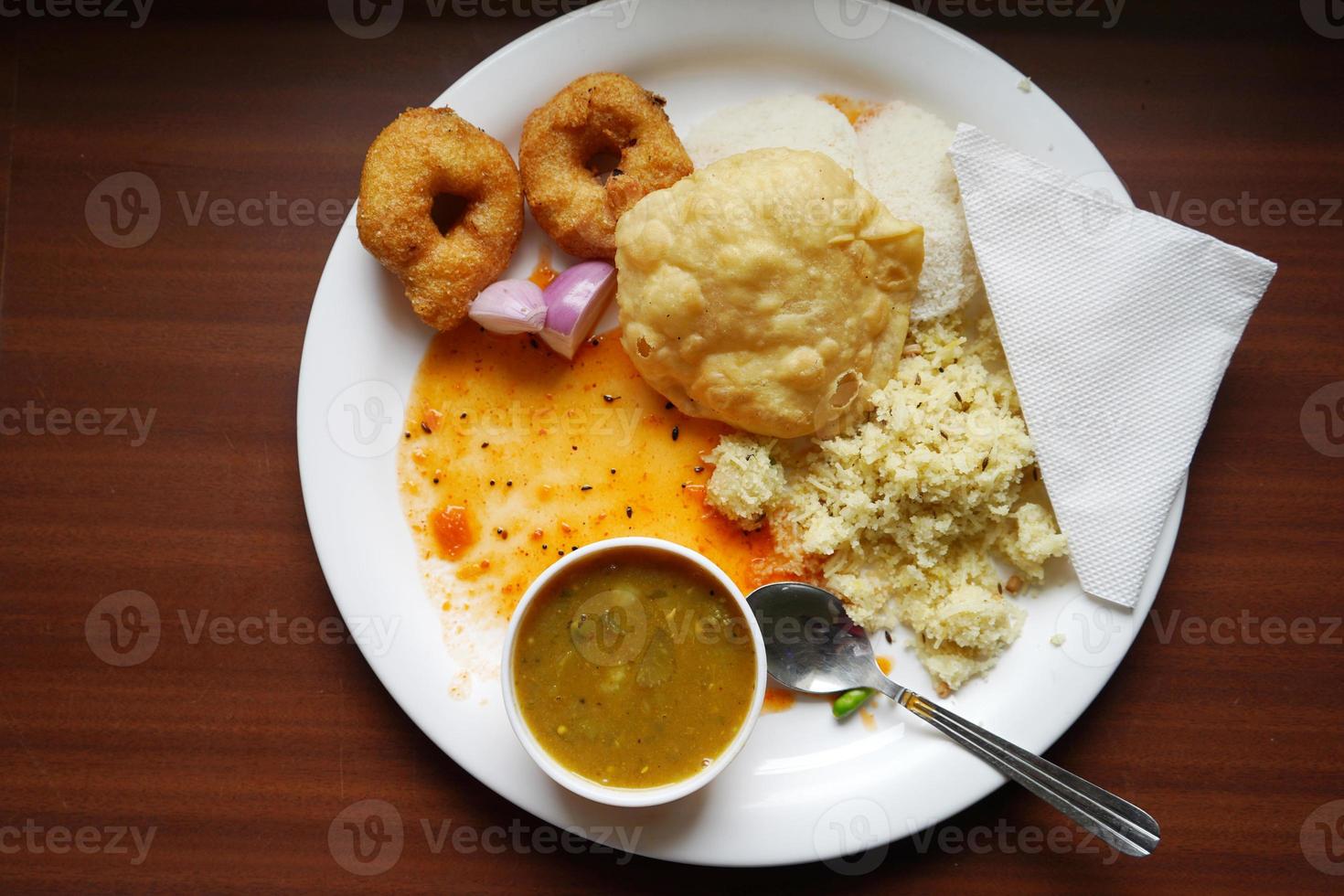 söder indisk frukost eras i vit tallrik foto
