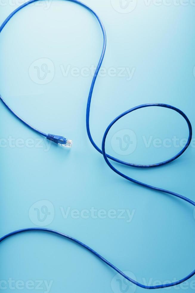 blå utp internet kabel- isolerat på en blå bakgrund Ethernet sladd foto