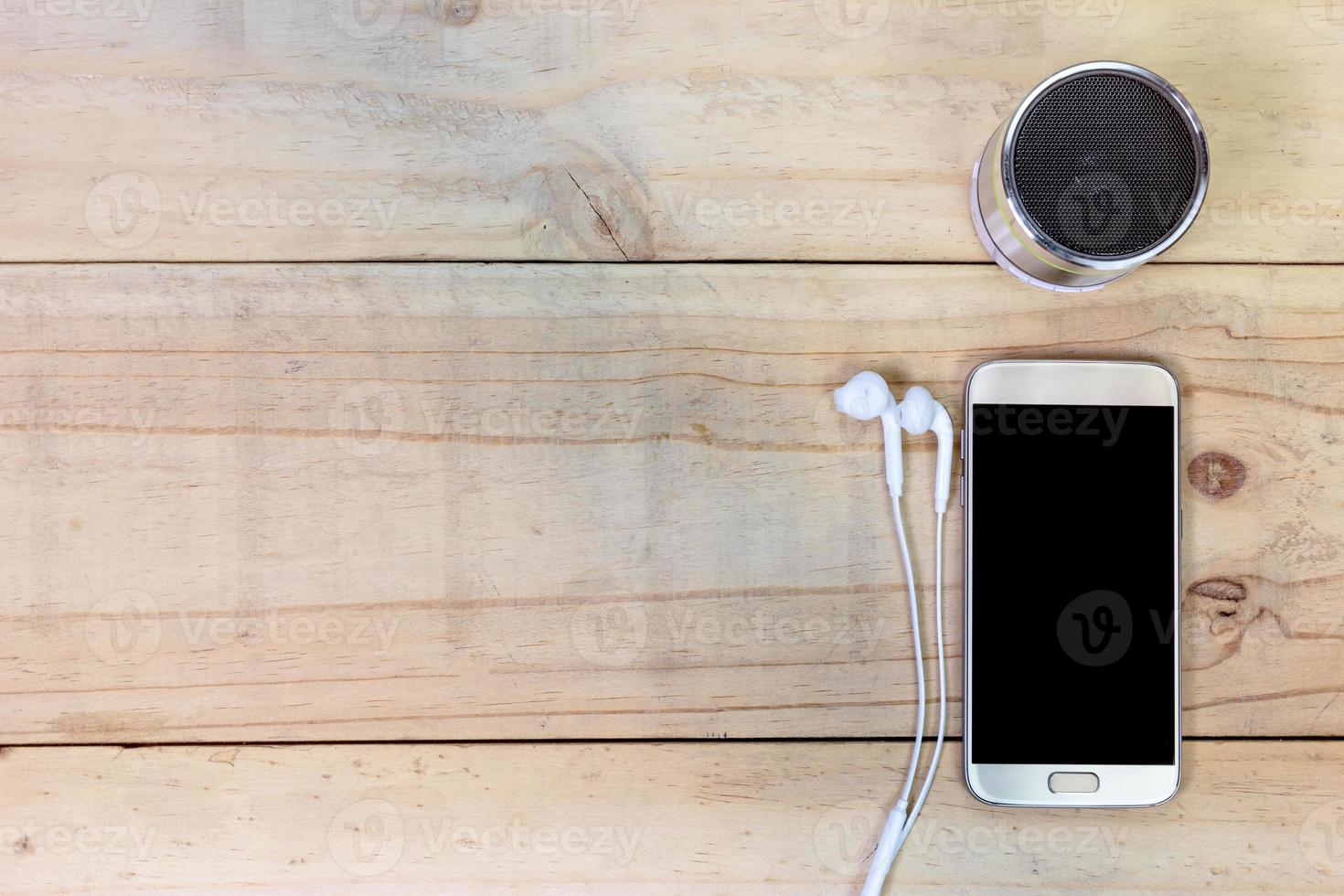 mobil smart telefon med hörlur på trä bakgrund foto
