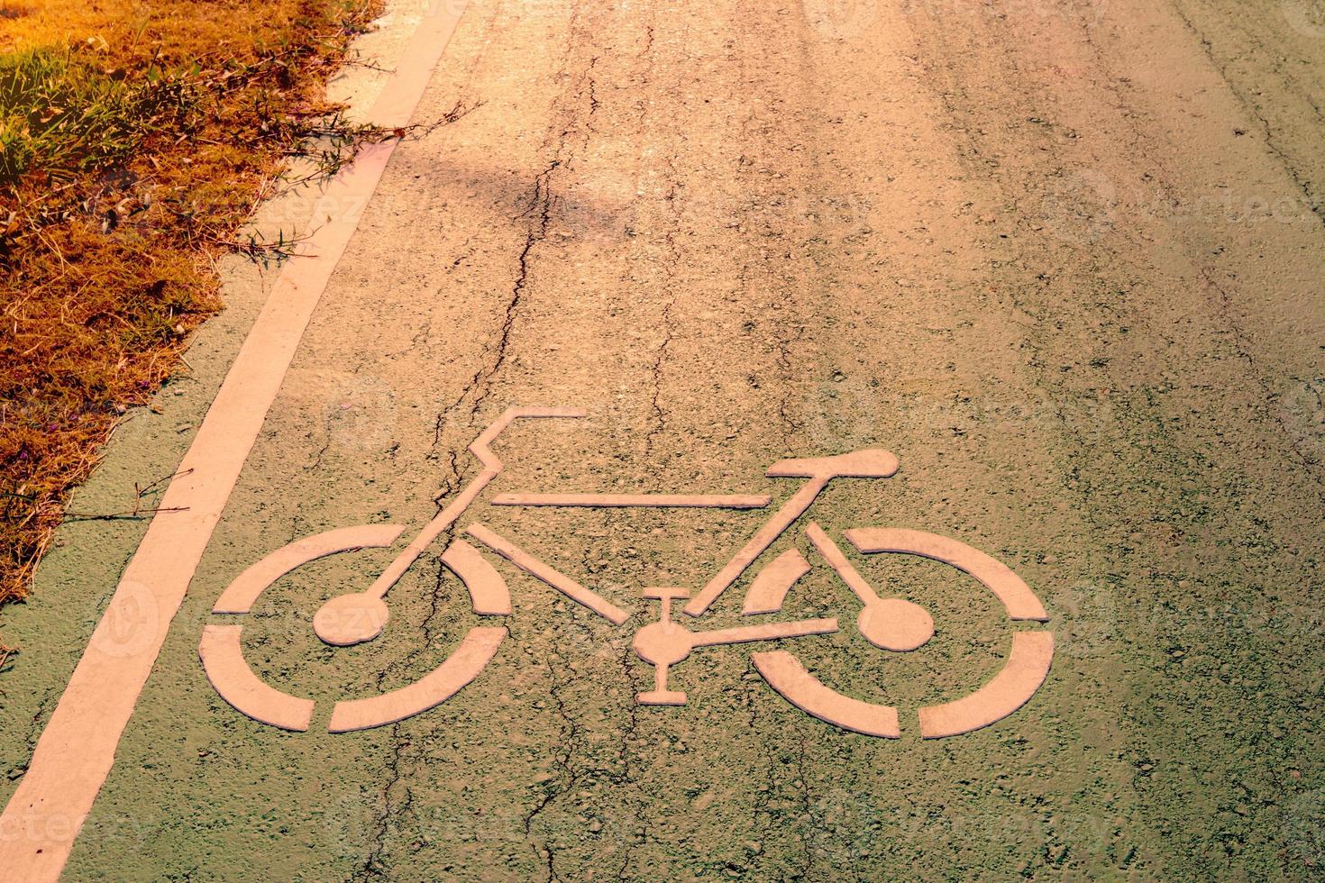 cykel symbol på stad gata med morgon- solljus foto