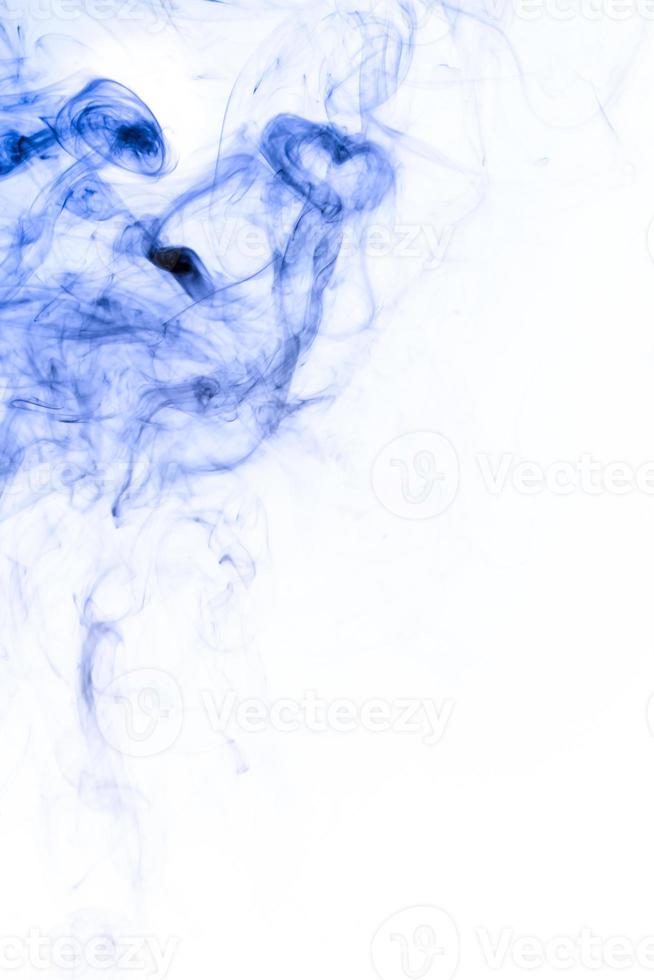 suddig rökformad monster, vit bakgrund foto