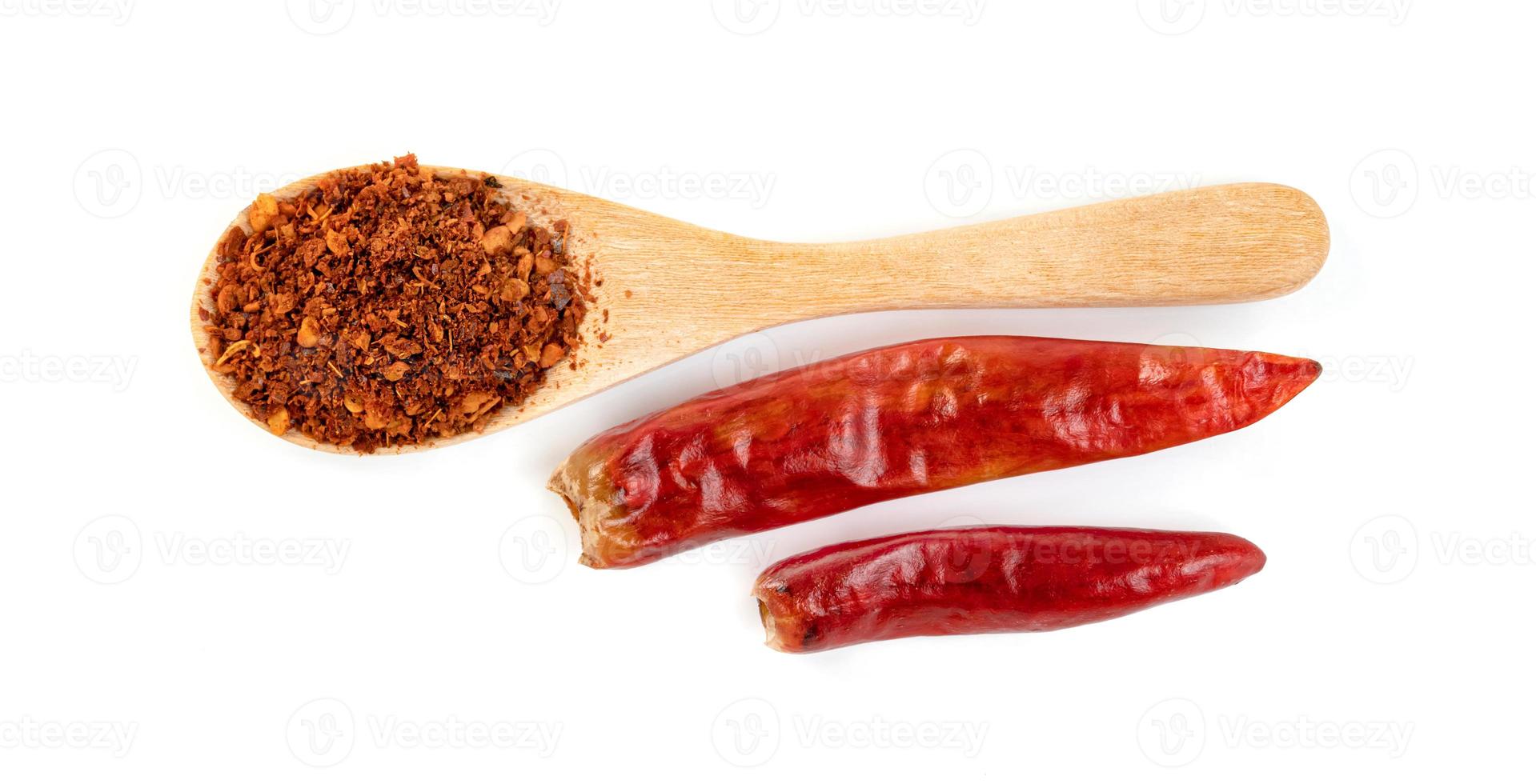 röd mald paprika pulveriserad eller torr chilipeppar med träslev isolerad på vit bakgrund foto