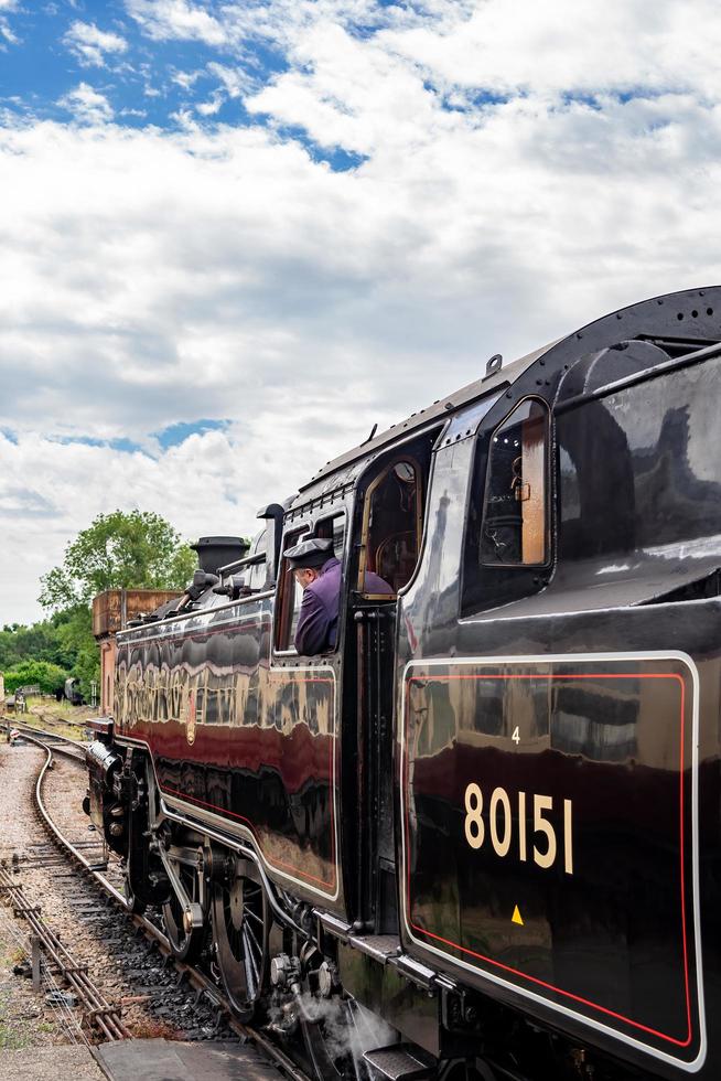 sheffield parkera, öst sussex, Storbritannien - juli 13 2022. se av lokomotiv 80151 i sheffield parkera station på juli 13, 2022. ett oidentifierad man foto