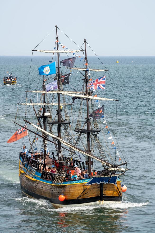 whitby, norr yorkshire, Storbritannien - juli 19. kopia galeon nöje båt rubrik in i whitby, norr yorkshire på juli 19, 2022. oidentifierad folk. foto