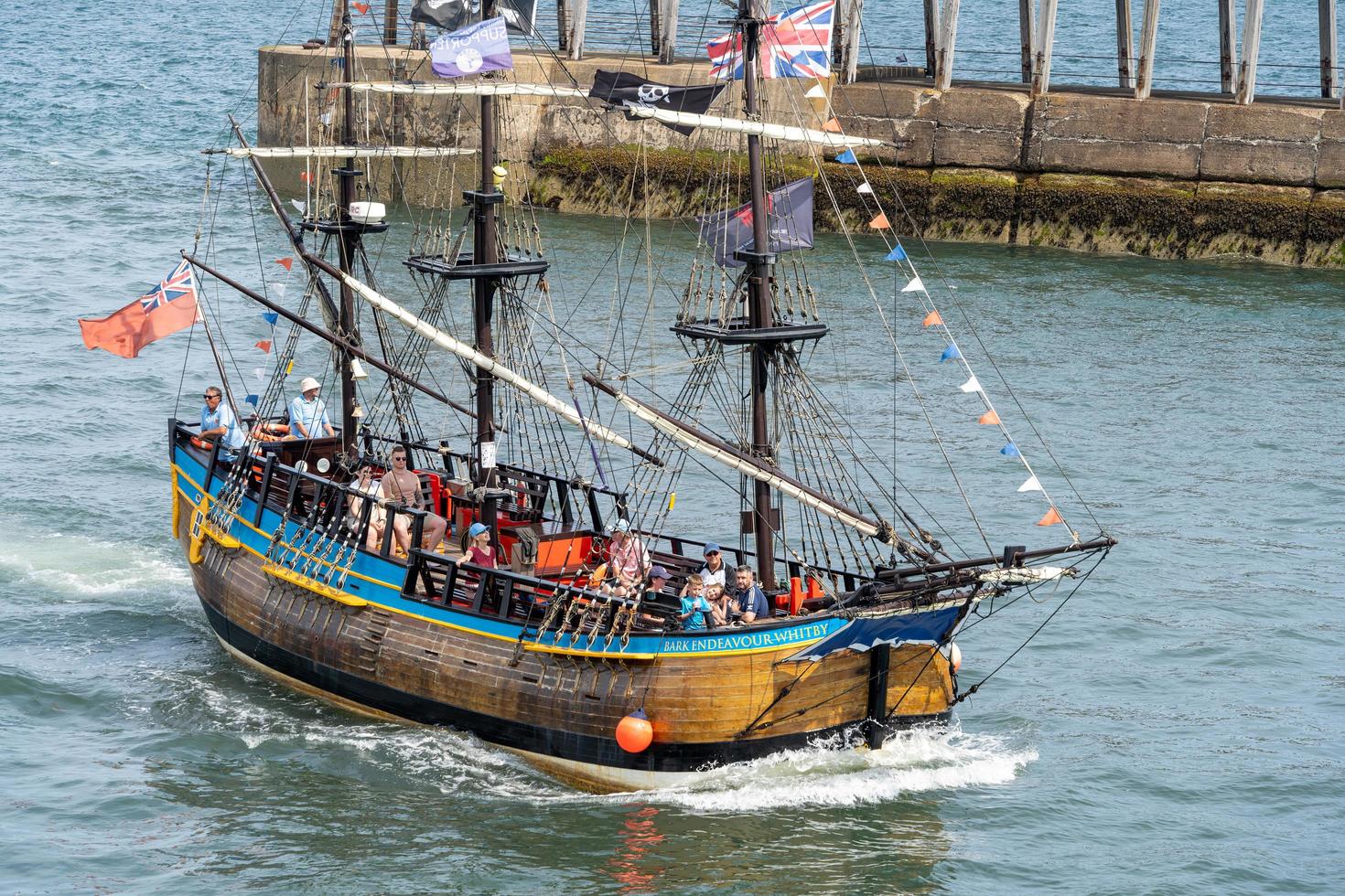 whitby, norr yorkshire, Storbritannien - juli 19. kopia galeon nöje båt rubrik in i whitby, norr yorkshire på juli 19, 2022. oidentifierad människor foto