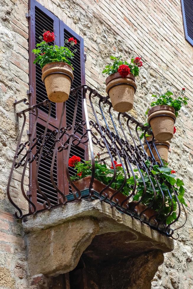 blommor på en balkong i pienza tuscany foto