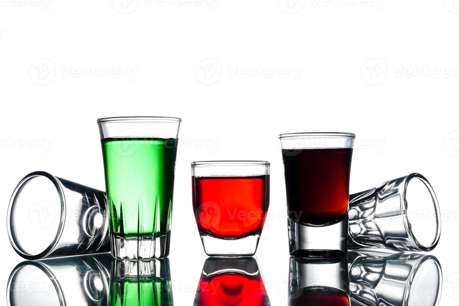 collage av glasögon med cocktail på en vit bakgrund. foto