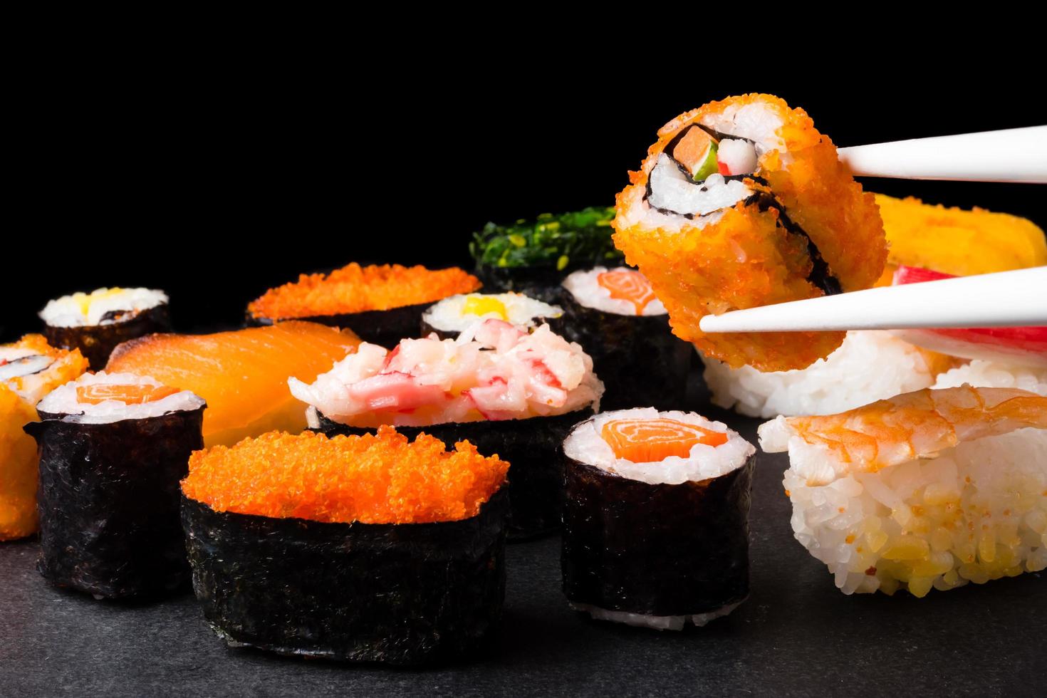 sushi uppsättning på svart bakgrund, japansk mat. foto