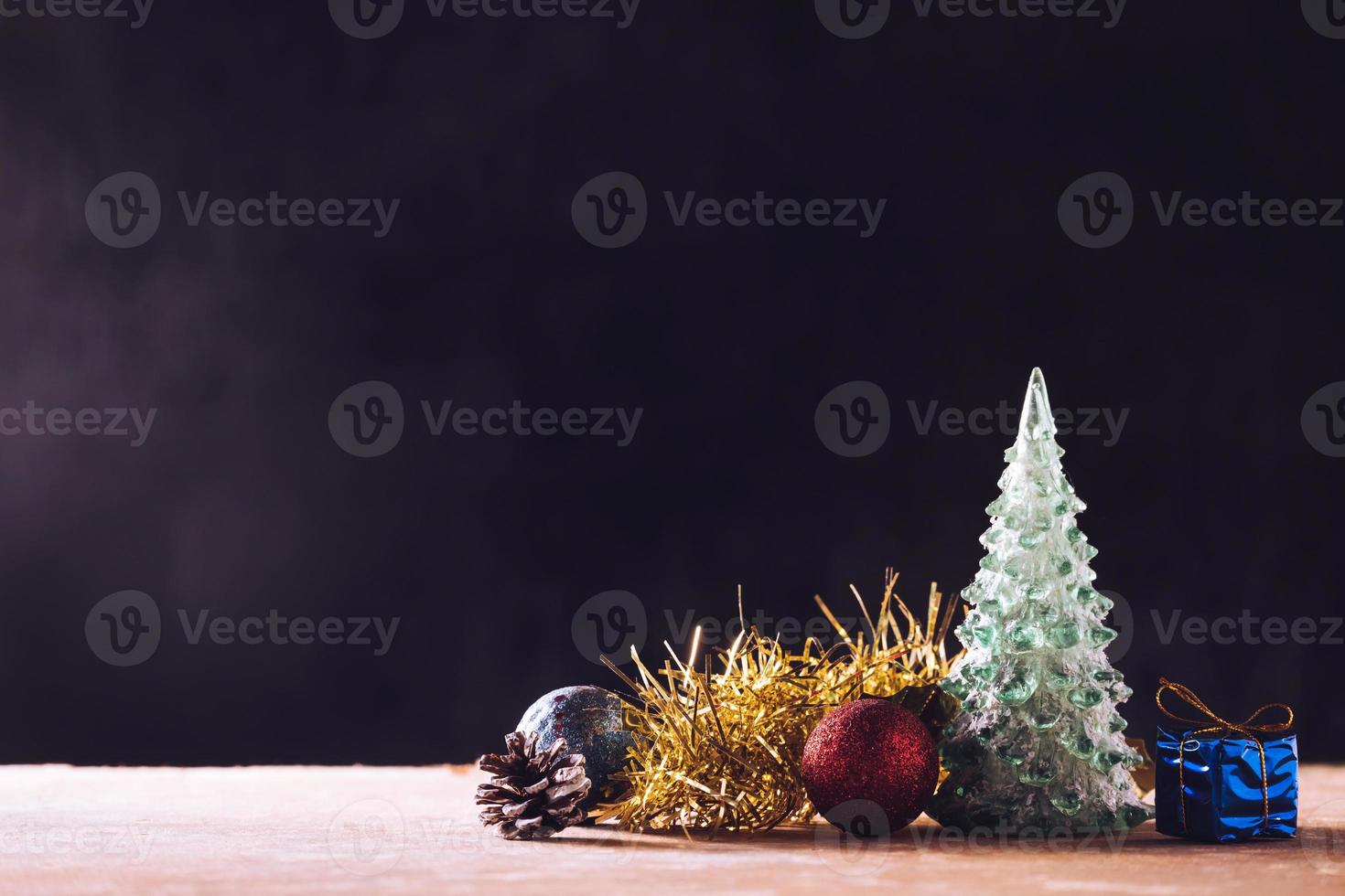 jul dekorationer på de trä- tabell, svart bakgrund, fri Plats för text foto