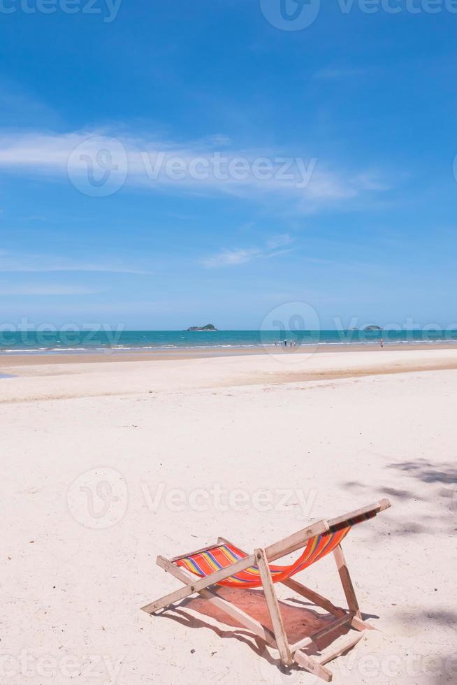 röd duk stol på de strand. foto