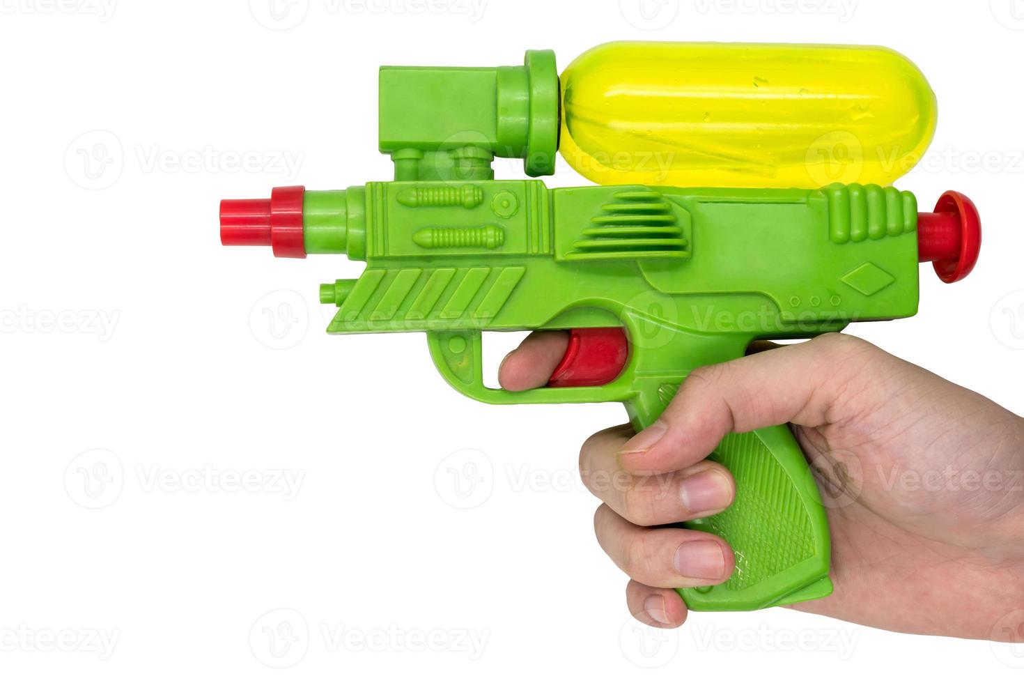 hand innehav pistol vatten leksak på vit bakgrund. foto