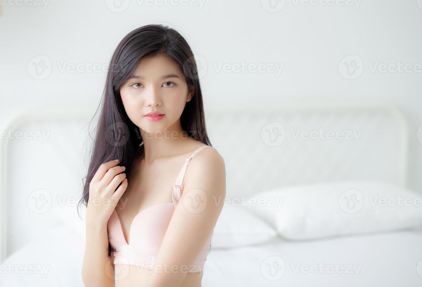 skön porträtt ung asiatisk kvinna sexig i underkläder figur passa koppla av med förförisk i sovrum, skönhet Asien flicka kropp smal i underkläder självsäker och Lycklig stå i sängkammare, livsstil begrepp. foto