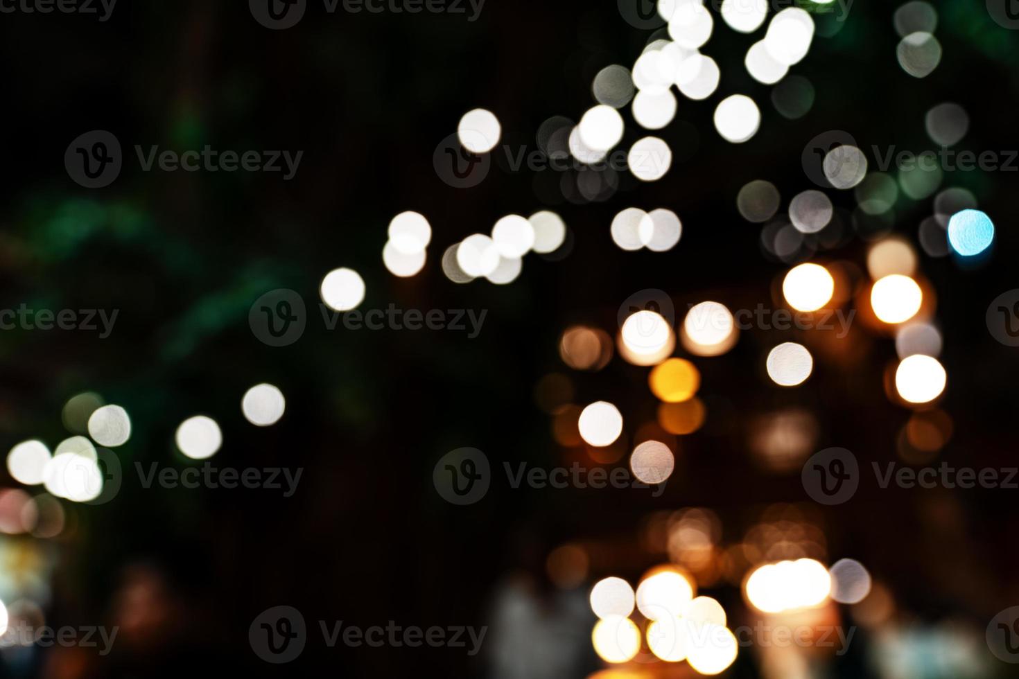 vit bokeh bakgrund av jul lampor och ny år foto