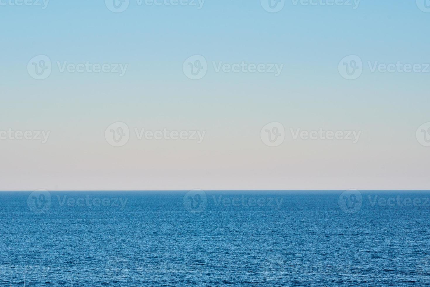 skön marinmålning med solnedgång himmel utan moln foto