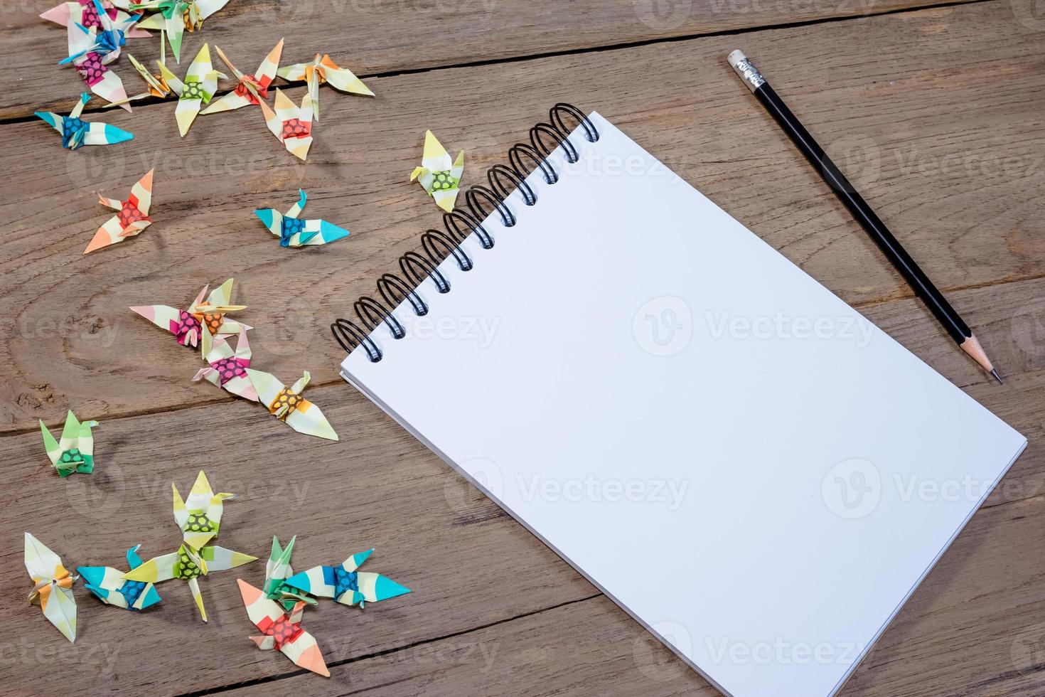 öppen notera bok med penna på trä bakgrund foto