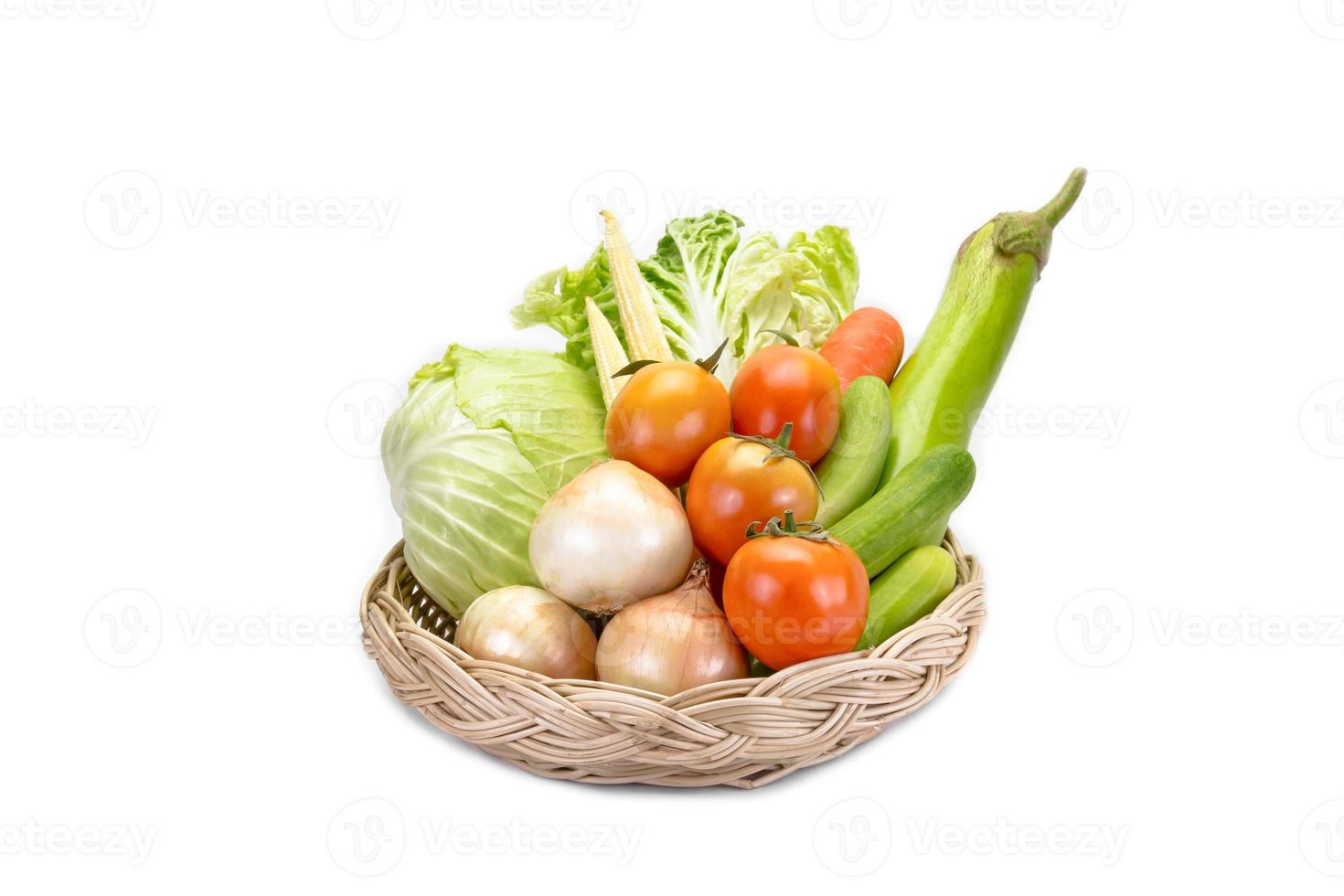 olika färsk grönsaker på de korg. foto