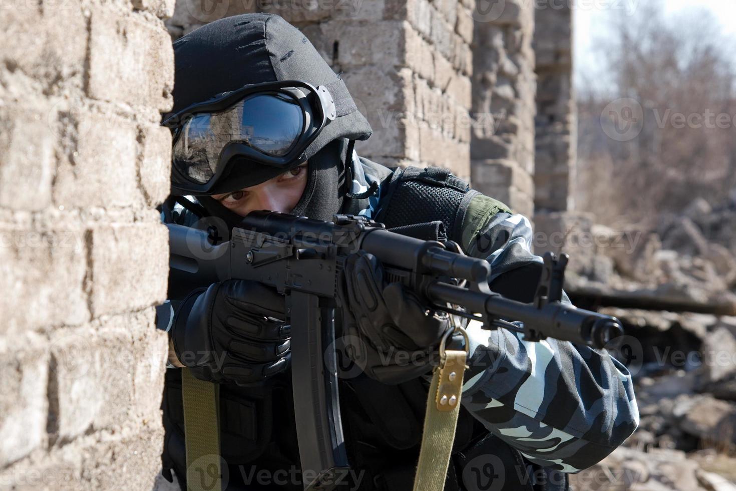 soldat som riktar ett mål med en automatisk gevär foto