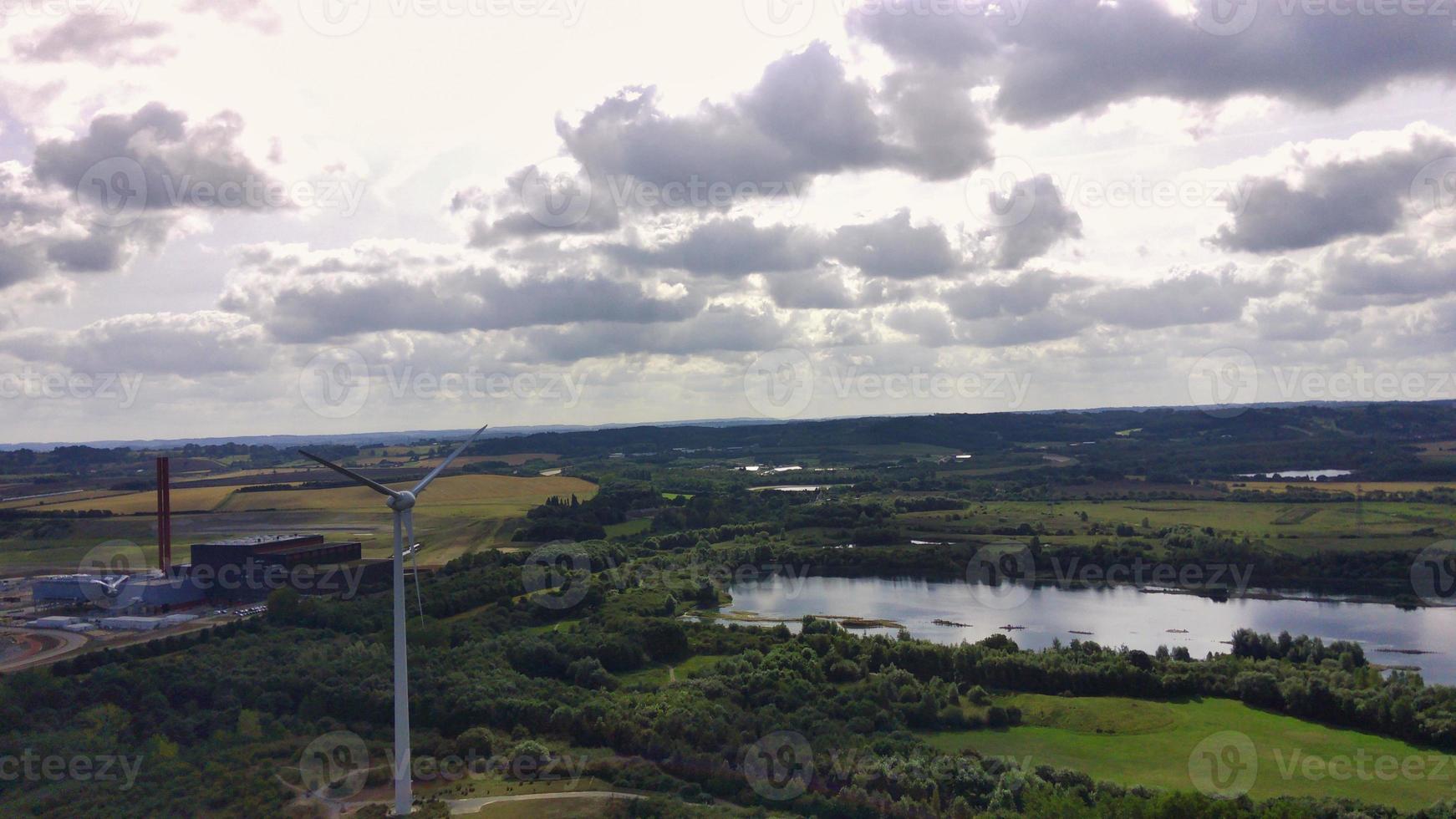 förnybar energi av väderkvarn vind turbin och sjö på landsbygden av England Storbritannien, hög vinkel antenn se av drönare antal fot foto