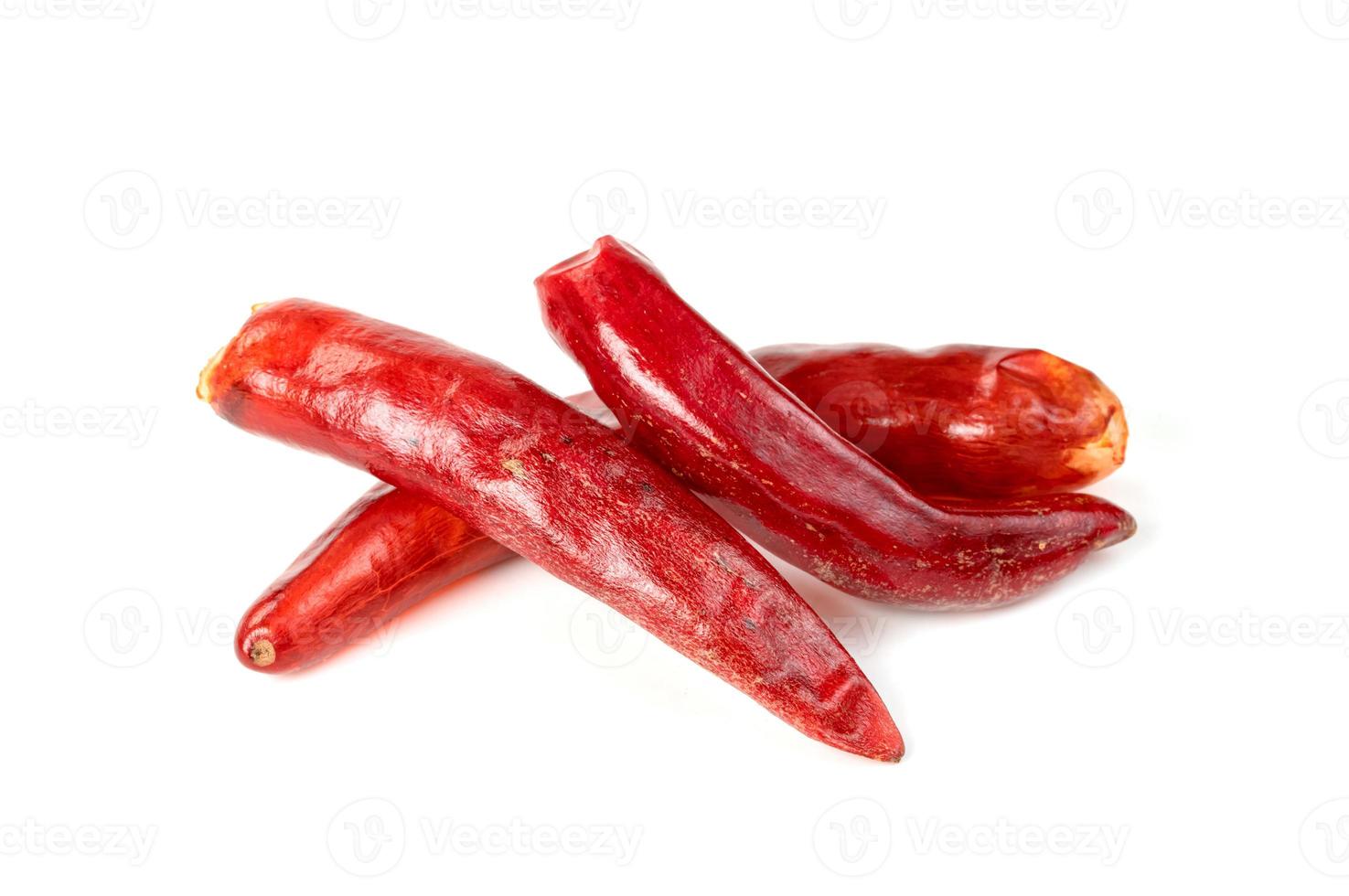 röd mald paprika eller torr chilipeppar isolerad på vit bakgrund foto