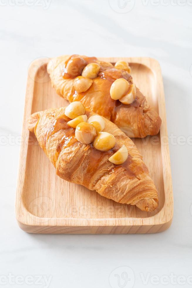 croissant med macadamia och karamell foto