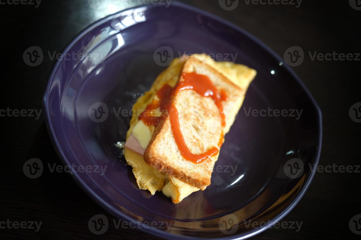 smörgåsar med ägg, skinka och rostat bröd ost friterad i maträtt foto