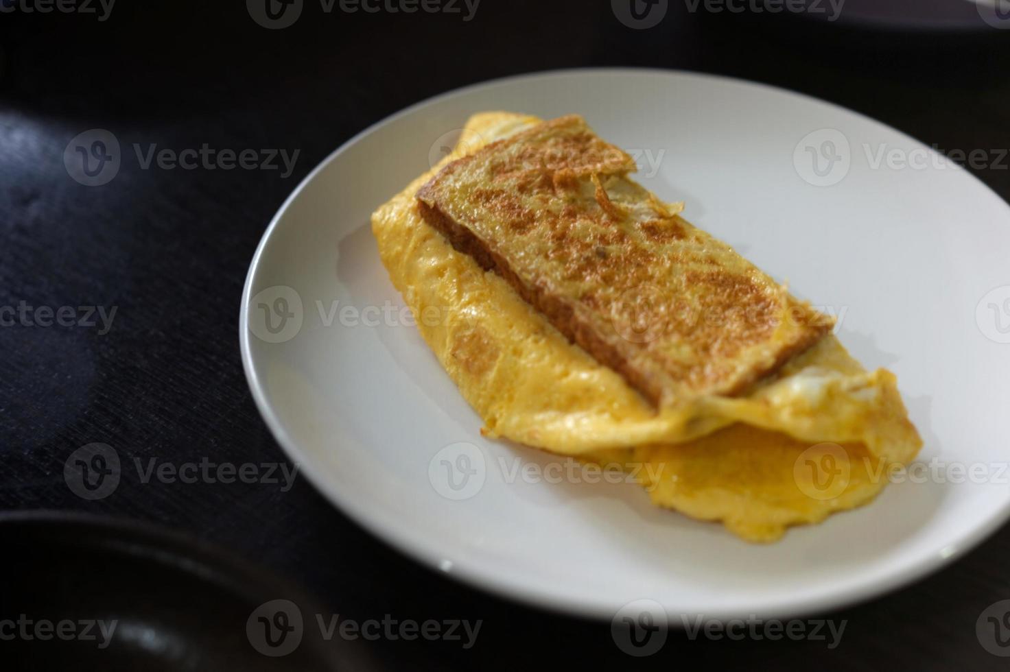 smörgåsar med ägg, skinka och rostat bröd ost friterad i vit maträtt foto