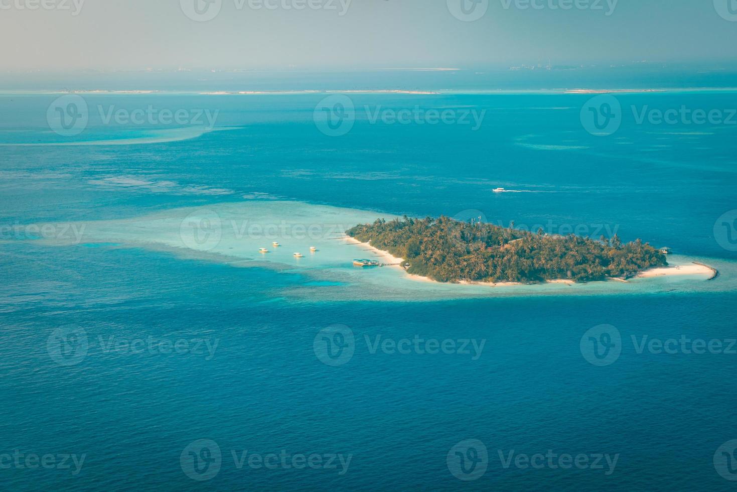 maldiverna paradis solnedgång. tropisk antenn landskap, marinmålning ö Strand, båtar vatten villor med Fantastisk hav och lagun strand, tropisk natur. exotisk turism destination baner, sommar semester foto
