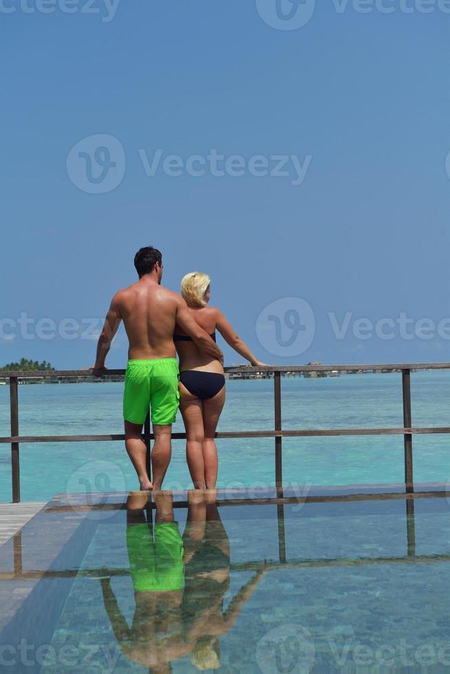 Lycklig ung par på sommar semester ha roligt och koppla av foto