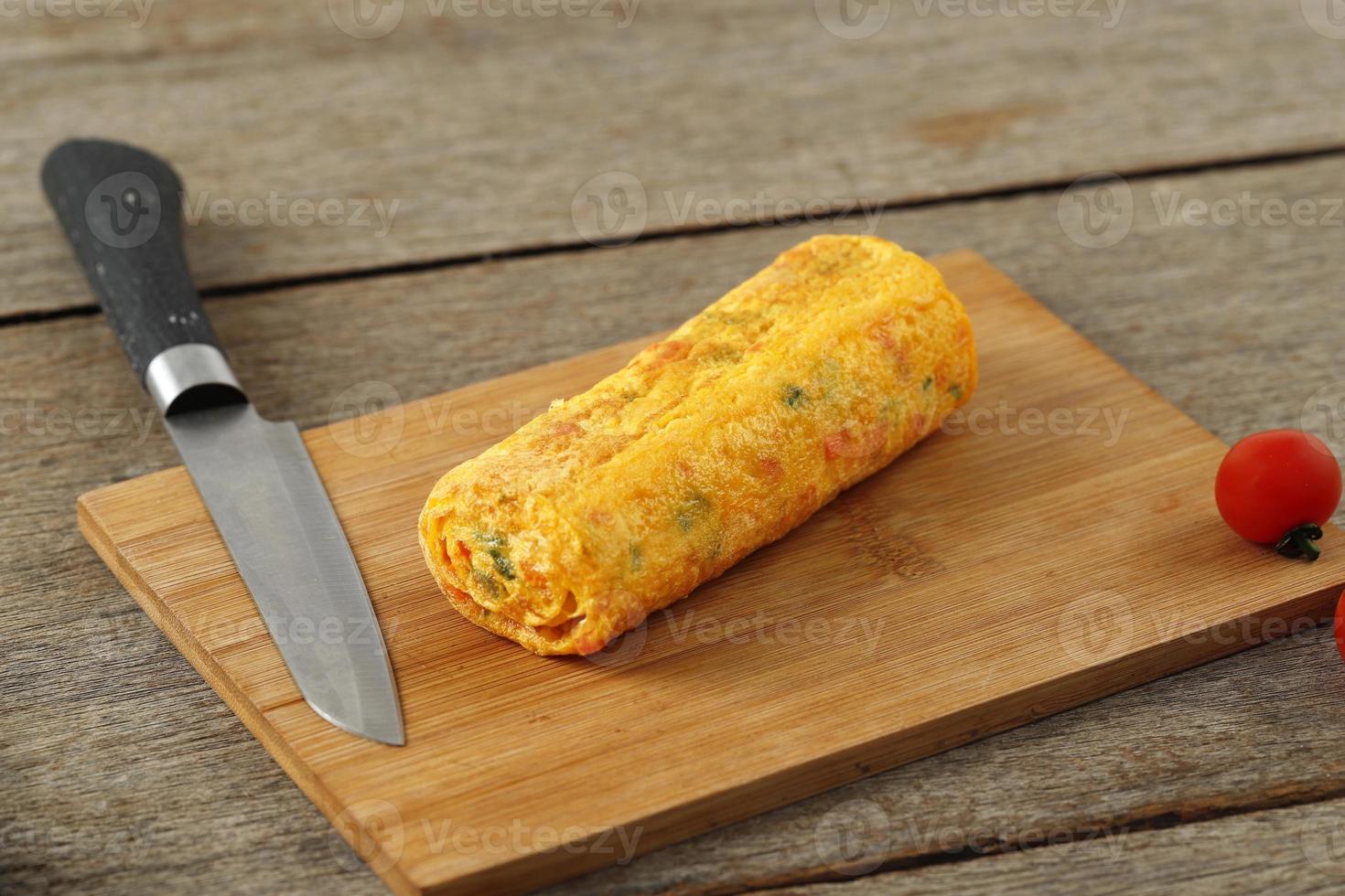 tamagoyaki, placerad på en trä- skärande styrelse och japansk stil ägg rulla omelett foto