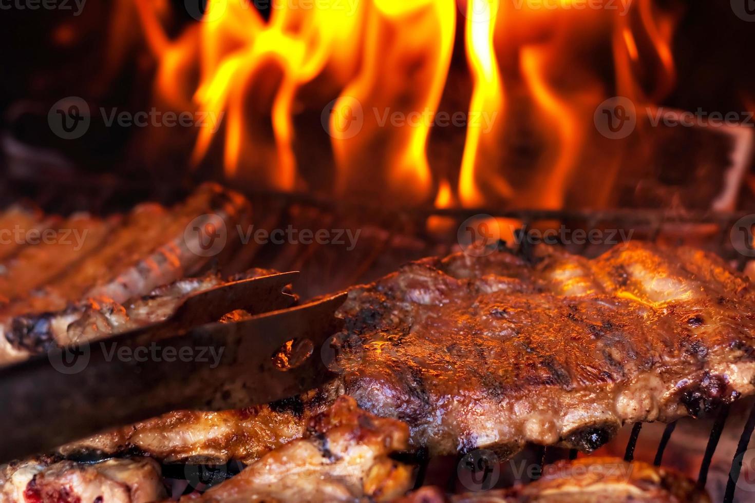 grillad revben på utegrill. familj fest. foto