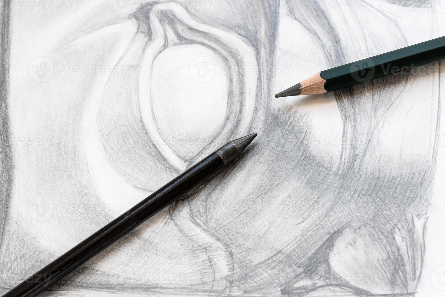 två olika grafit pennor på teckning av öga foto