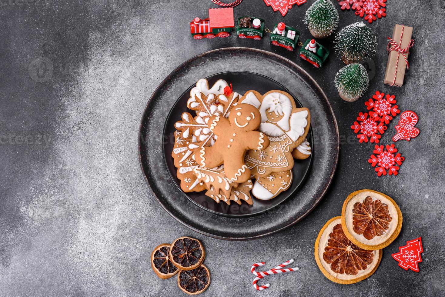 pepparkaka, jul träd dekorationer, torkades citrus- frukt på en grå betong bakgrund foto